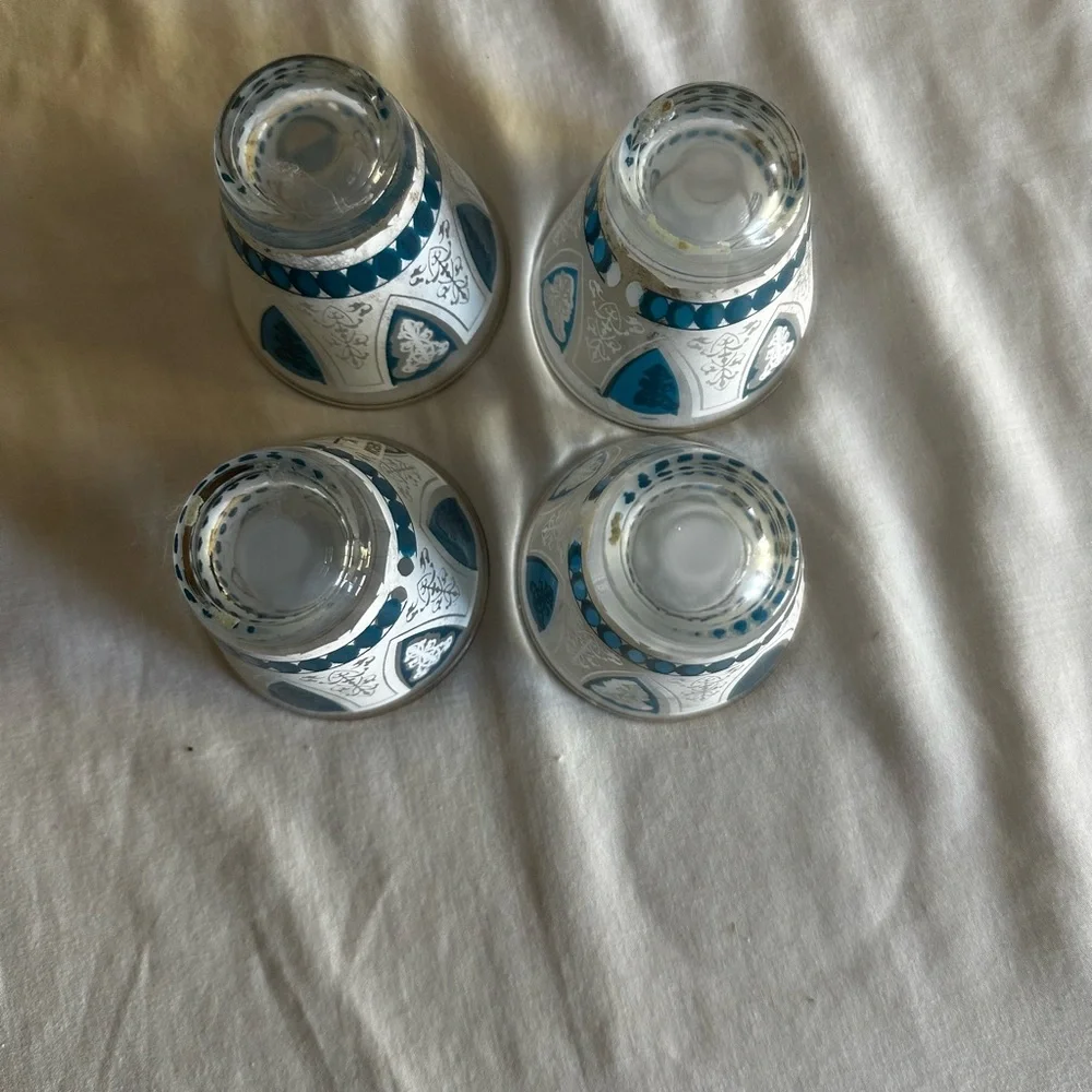 VINTAGE 4 BLUE AND WHITE MID CENTURY RETRO BARWARE LOWBALL TUMBLERS